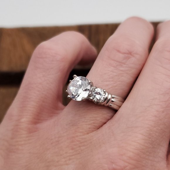 Size 8 925 Sterling Silver Stunning Triple Cubic Zirconia Ring - Picture 4 of 9
